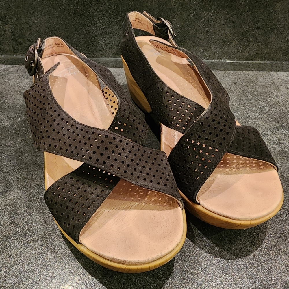 Dansko Jacinda Nubuck Crossover Slingback Sandal like new